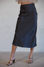 Load image into Gallery viewer, Maraya Satin Midi Skirt