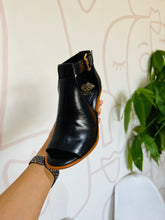 Load image into Gallery viewer, Vince Camuto -Frasper Sandal