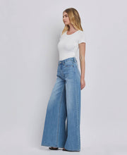 Load image into Gallery viewer, Olivia HR WIDE LEG JEANS
